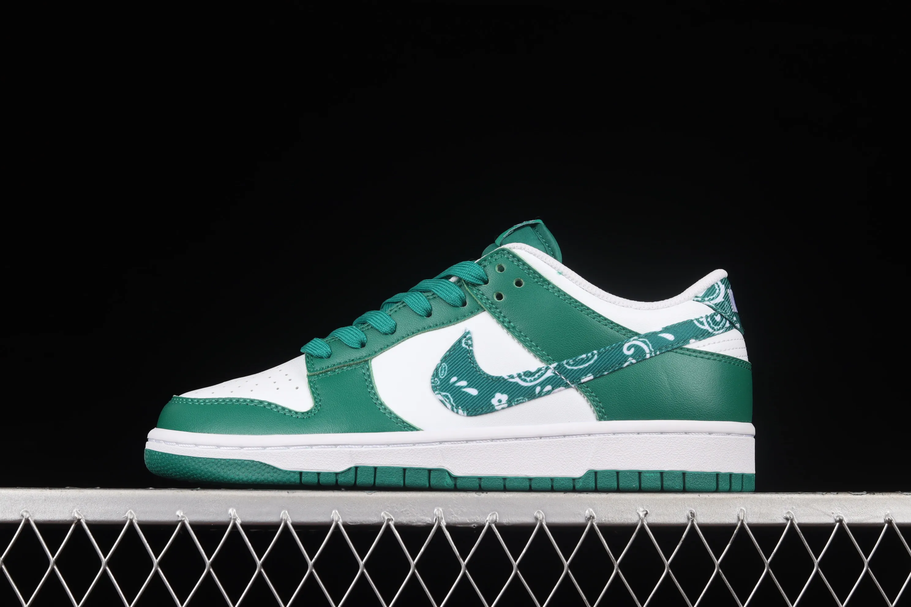 All Categories Nk SB Dunk Series Nk SB Dunk Low Low-top sneakers C version Nk Dunk Low "Green Paisley" Cashew flower white and green SB smashed backboard fashion casual sneakers DH4401-102